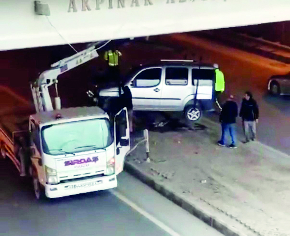 Refüje çarptı: 1 yaralı