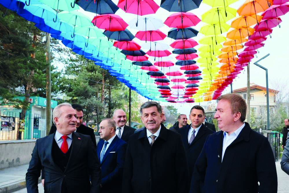 Erzincan'da rengârenk şemsiyelerle kaplanan sokak ilgi görüyor