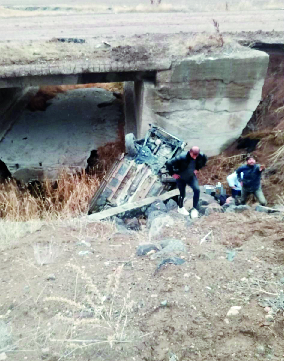Kontrolden çıkan araç köprü altına uçtu: 1 ölü,2 yaralı