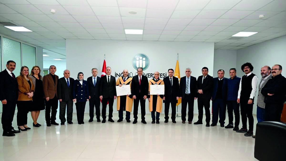 Unvanda Yükselen Akademisyenlere Cübbeleri Giydirildi