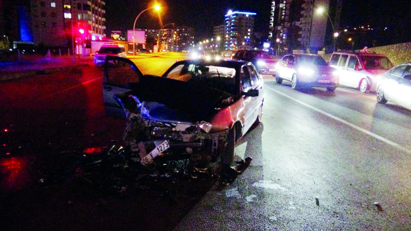 Yeşilyurt’ta TIR-otomobil kazası: 3 kişi yaralandı