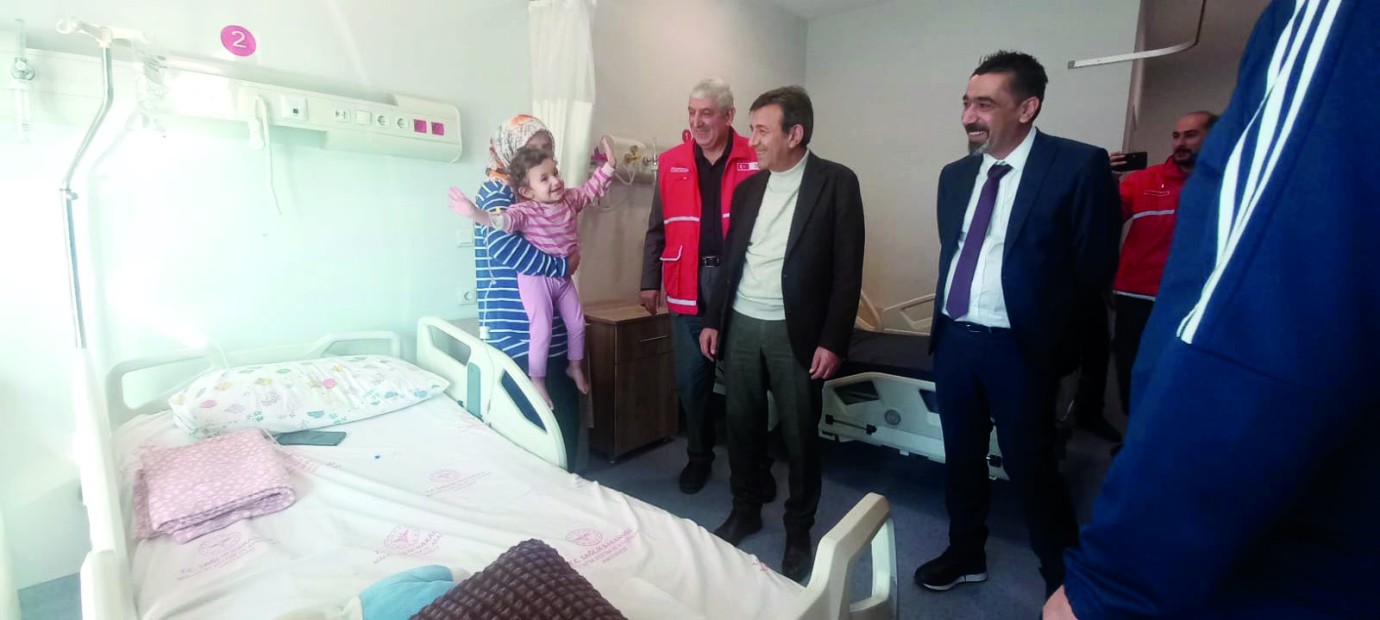 Kızılay’dan gebe ve çocuklara hediye takdimi