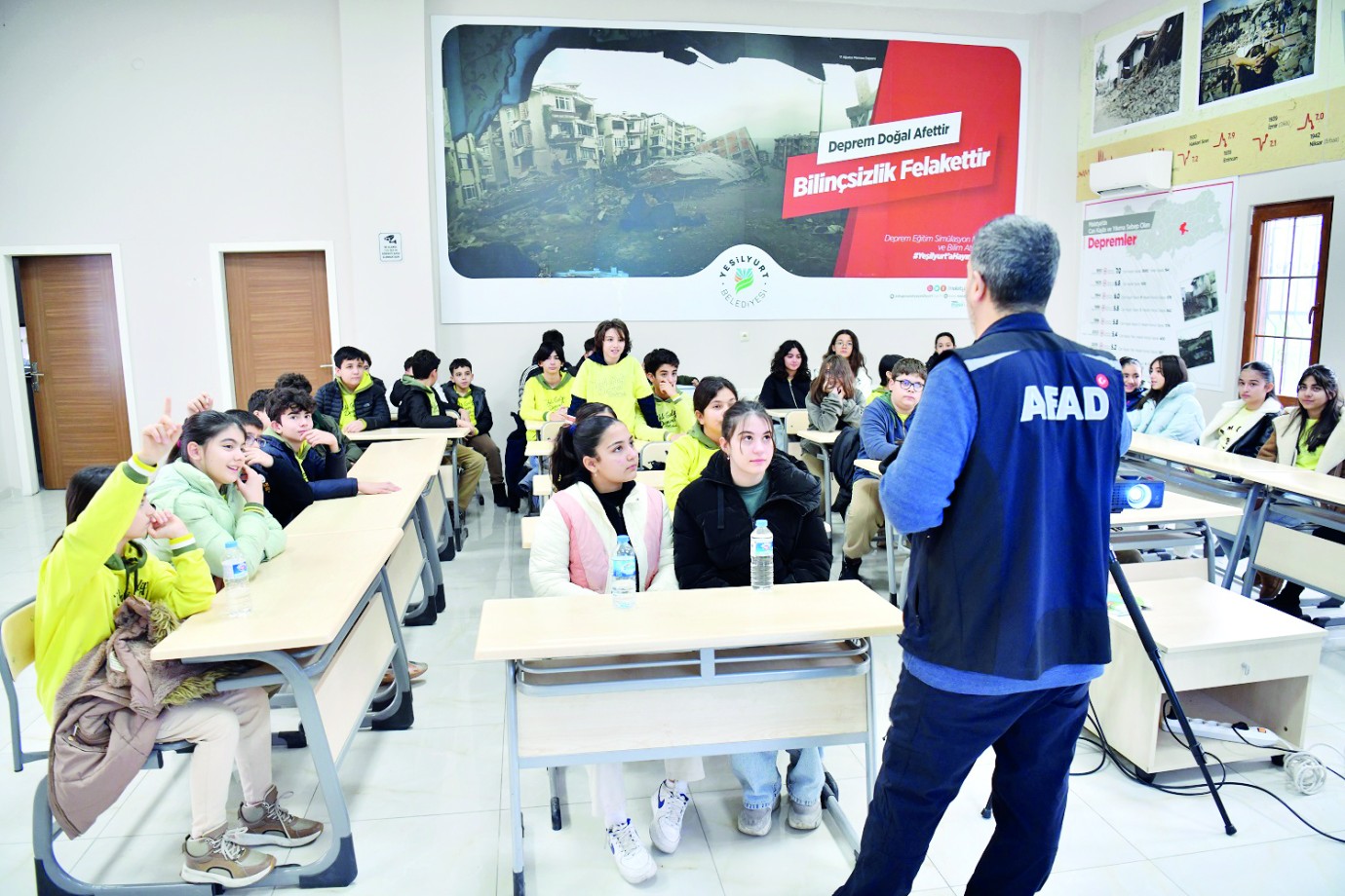 Öğrencilere deprem eğitimi verildi