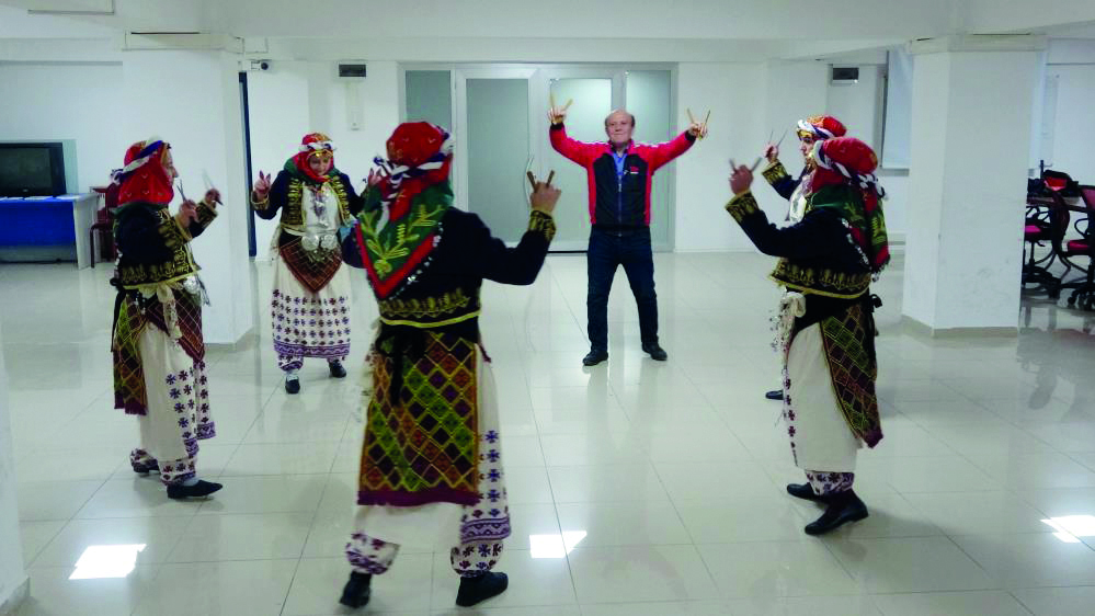 45 yıldır bıkmadan halk oyunu öğretiyor