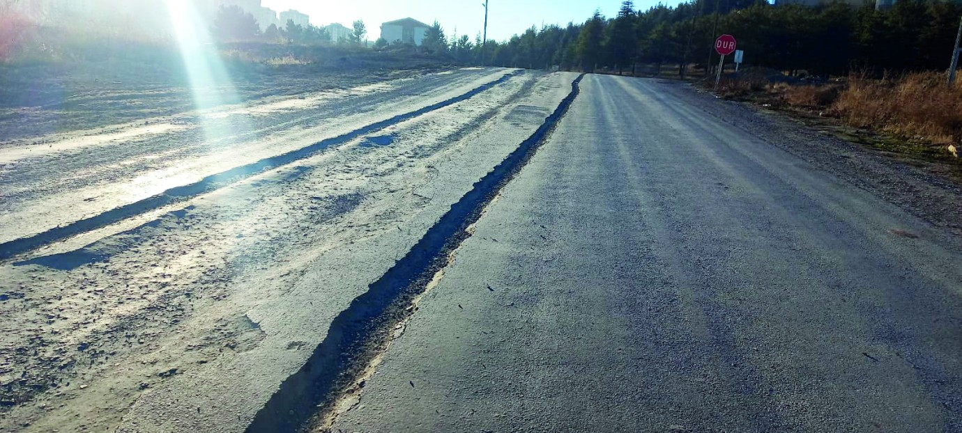 Bozuk yol tehlike saçıyor