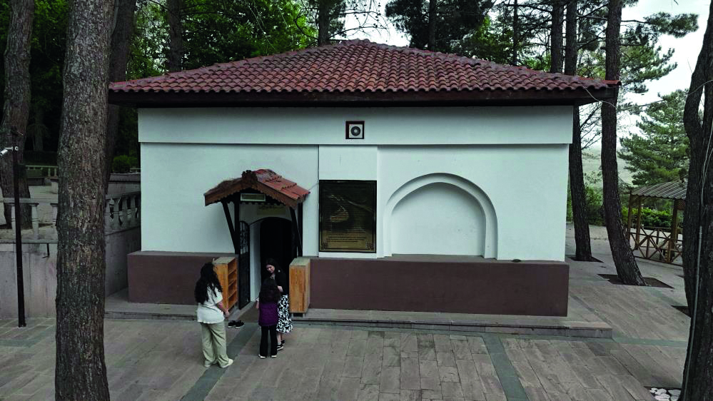 Batı Karadeniz'in fatihi Emir Karatekin Bey'in kabri ziyaretçi akınına uğruyor