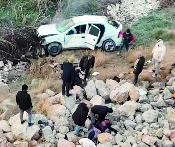 Otomobil köprüden uçtu: 1 ölü, 2 yaralı