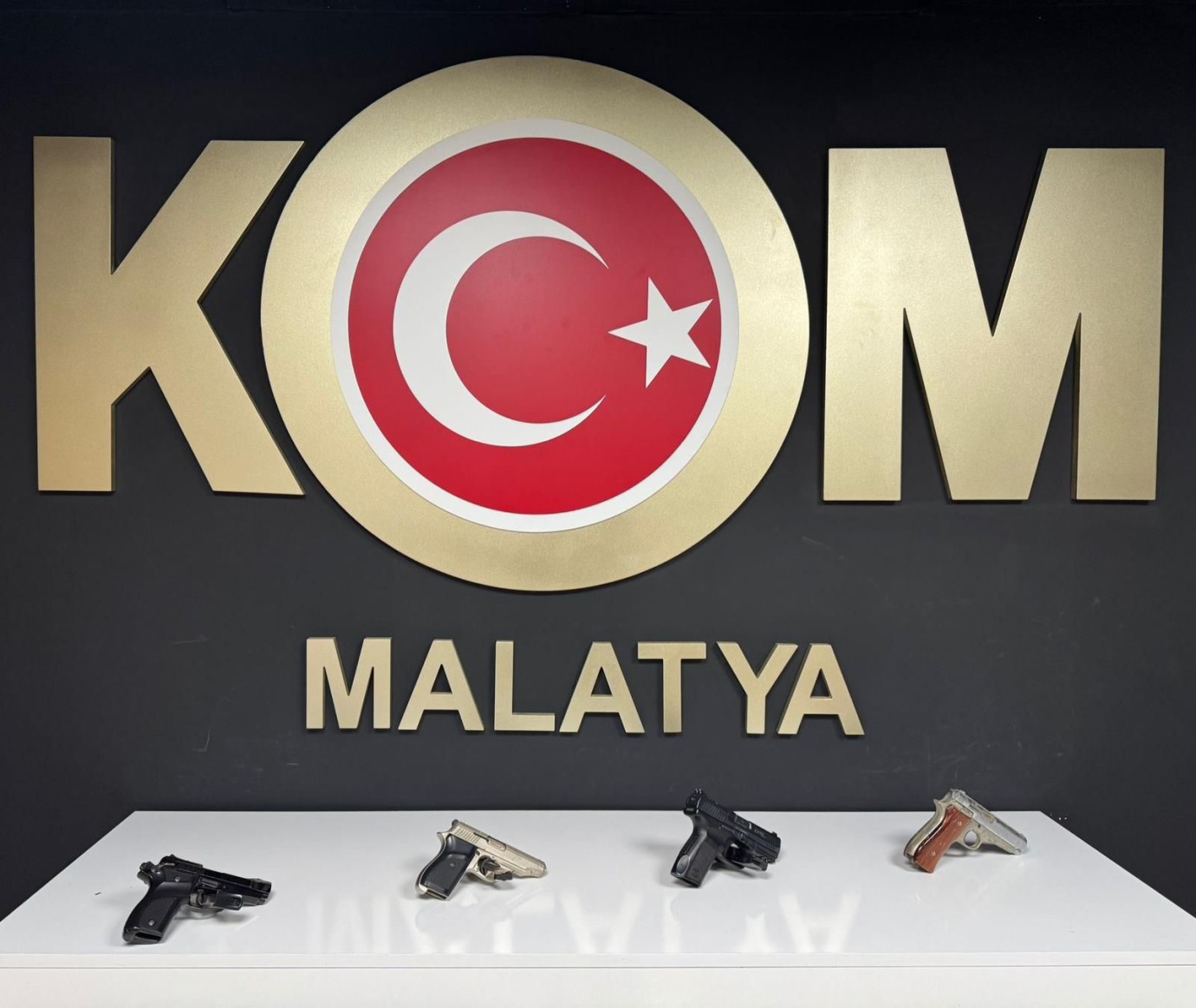 Ruhsatsız silahlar ele geçirildi