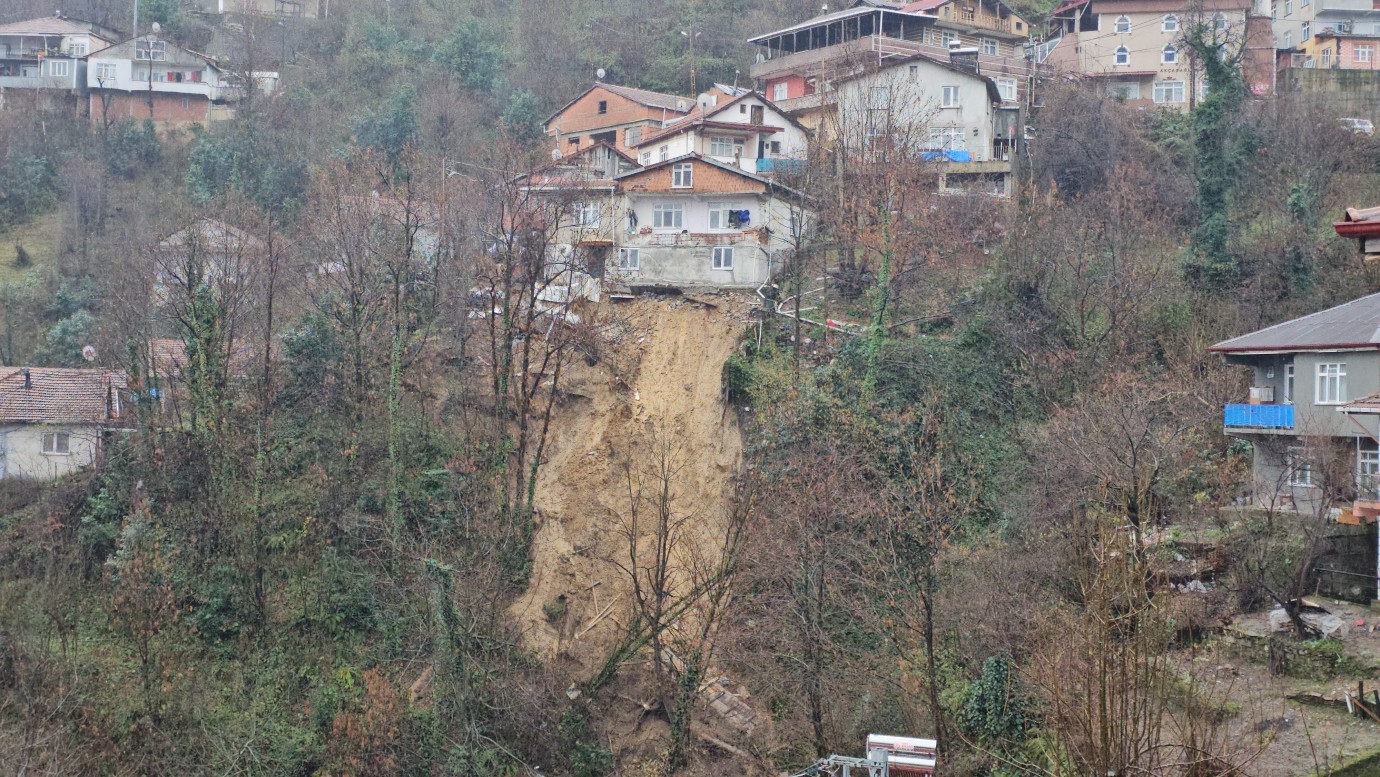 Zonguldak’ta heyelan alarmı: 8 kişilik aile tahliye edildi 