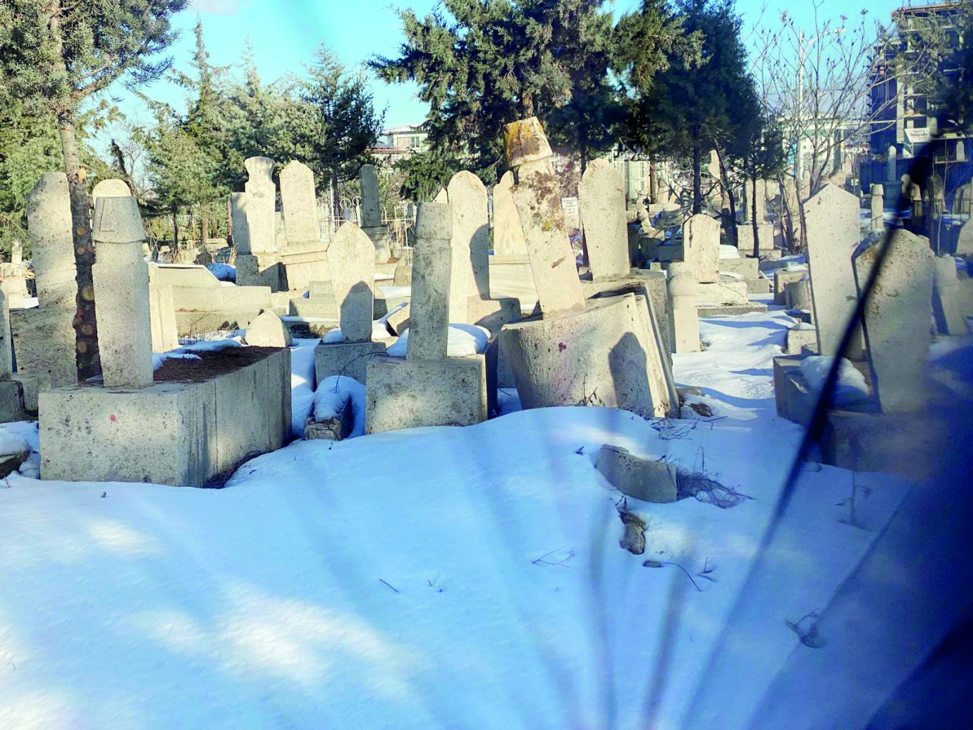 Sancaktar mezarlığı deprem sonrası sahipsiz kaldı