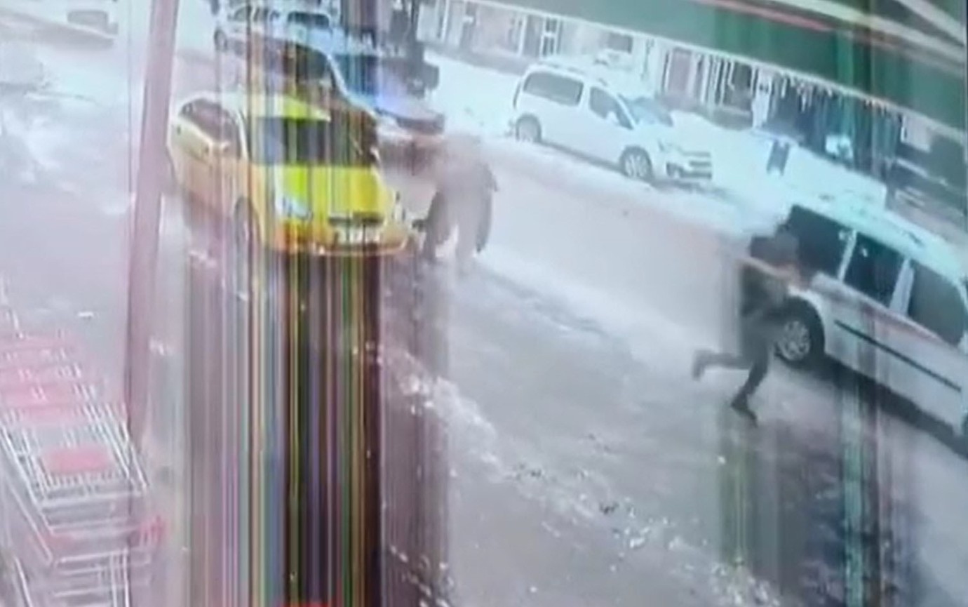 Trafik kilitlenince taksiden inip havale geçiren çocuğu hastaneye taşıdı