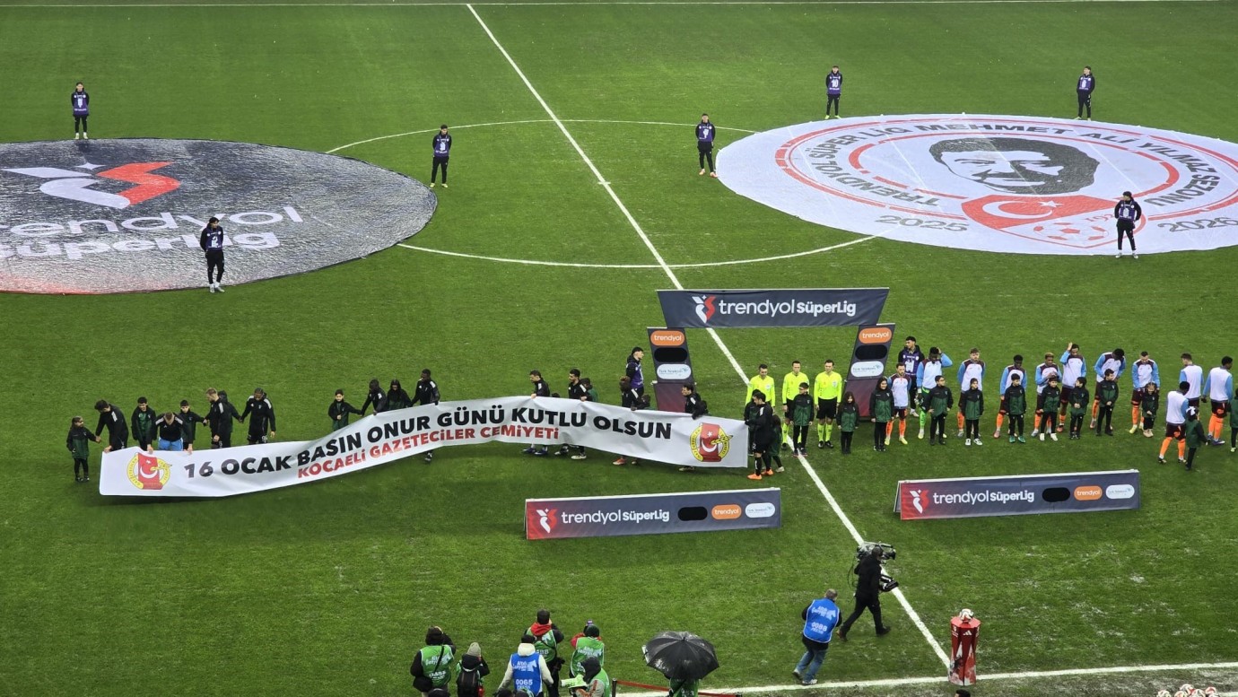 Trabzonspor maçına 16 Ocak pankartıyla çıktılar