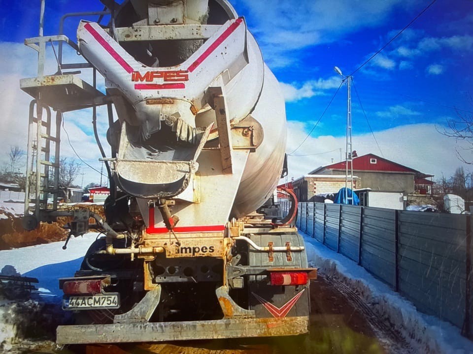 Karda ayağı kayıp yola düştü, beton mikseri çarptı