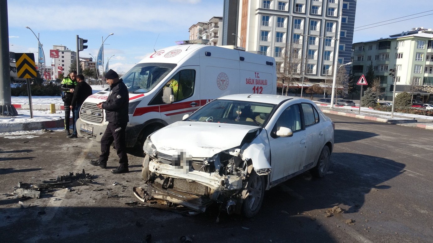 Hava Lojmanları kavşağında feci kaza: 2 yaralı