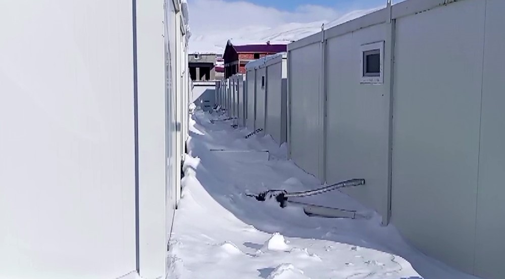 Malatya’da konteyner kent kar altında kaldı
