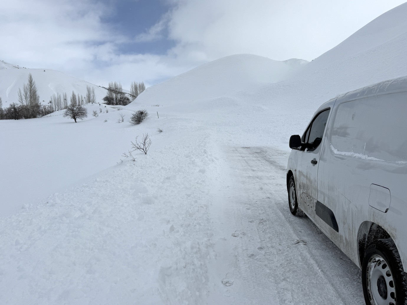 Meteoroloji uyardı, çığ düştü! Vatandaşlar saniyelerle kurtuldu