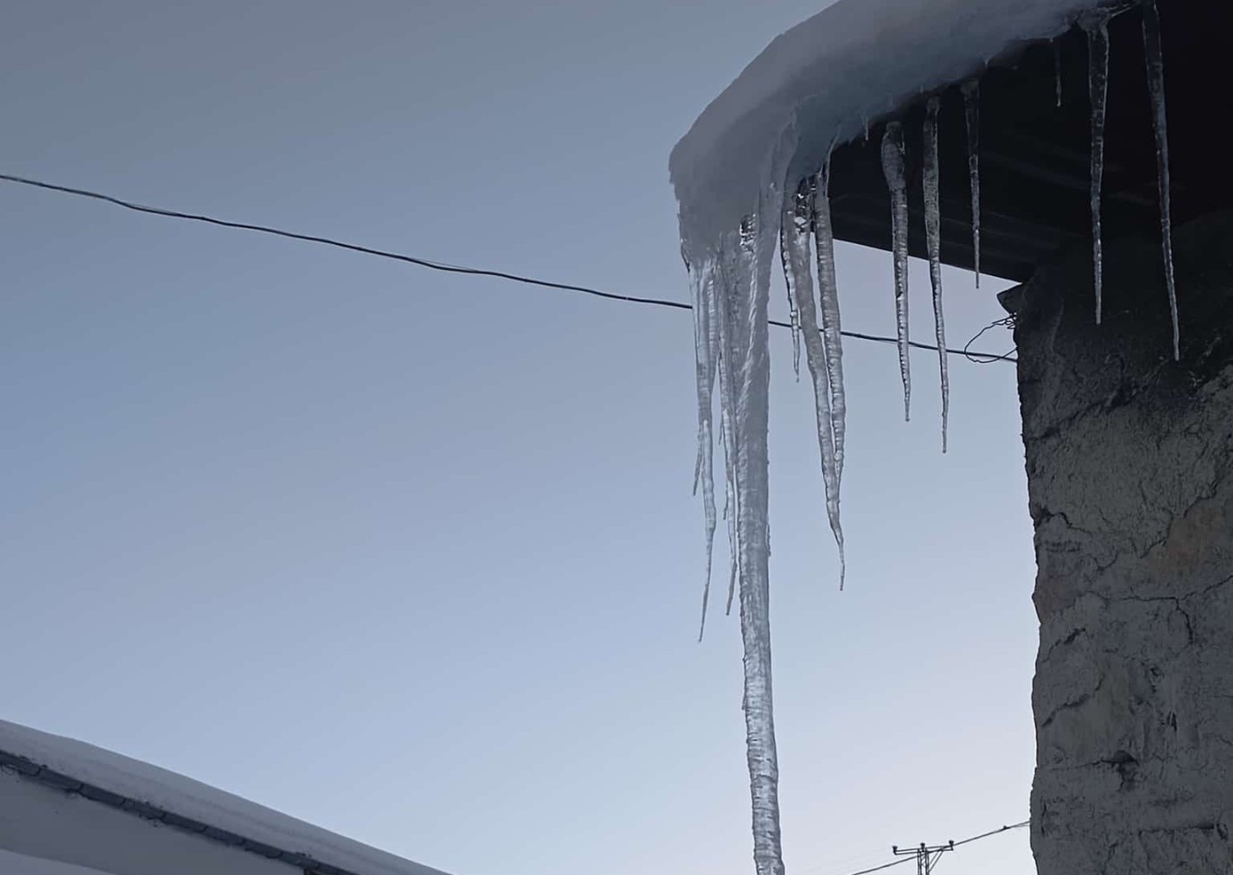 Malatya’da buz sarkıtları 2 metreye ulaştı