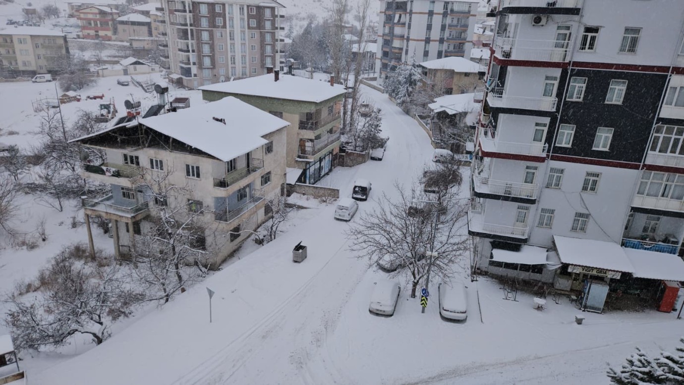 Malatya'da kar kalınlığı 30 santimetreyi buldu