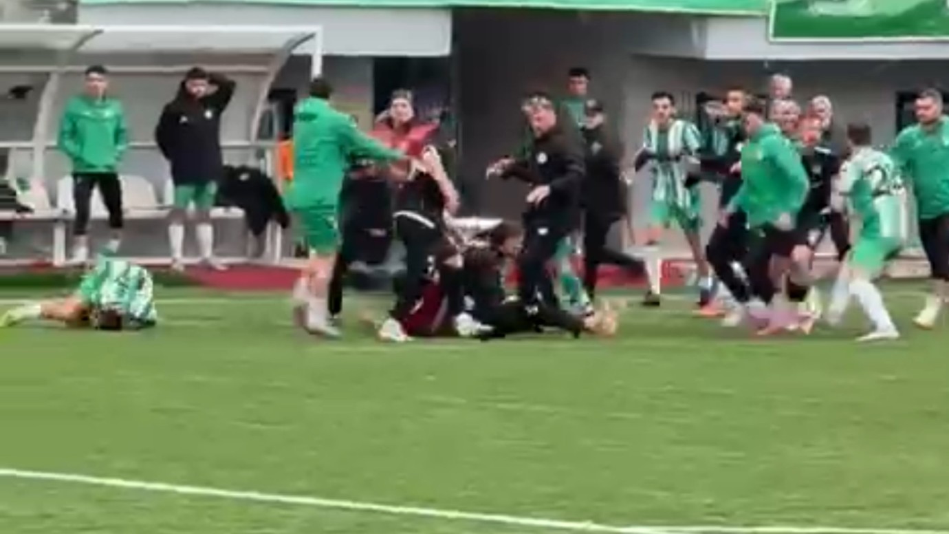 Amatör lig maçında gerginlik: 3 kırmızı kart çıktı