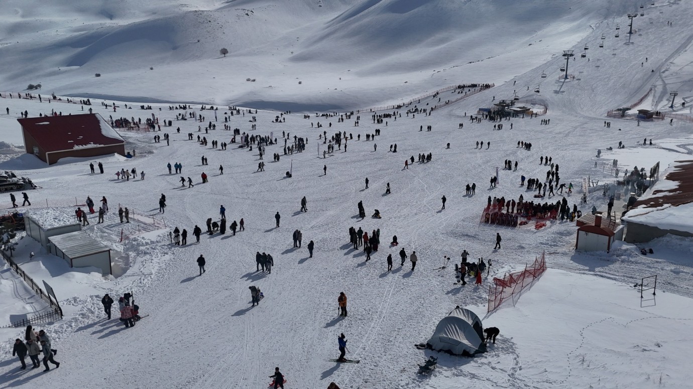 Malatyalılar kar keyfini Hesarek Kayak Merkezi’nde yaşıyor
