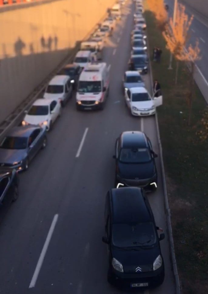 Sürücüler alt geçitte ambulansa fermuar sistemiyle yol açtı
