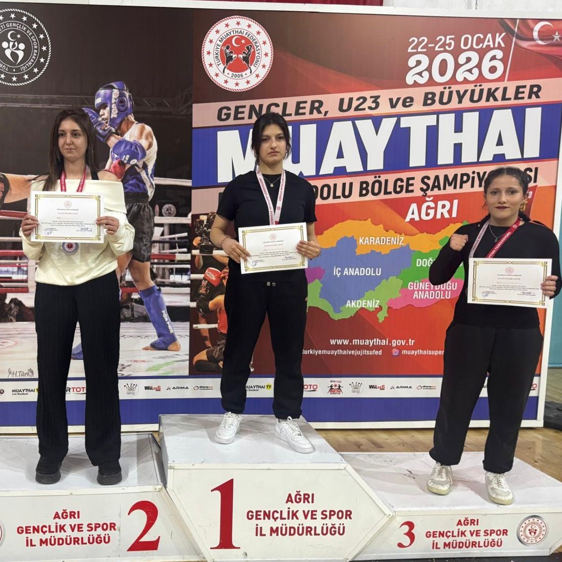 Ringde Elazığ rüzgârı esti: 12 sporcu, 12 madalya