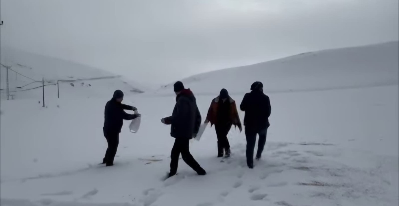 Darende’de minik eller doğayı besledi
