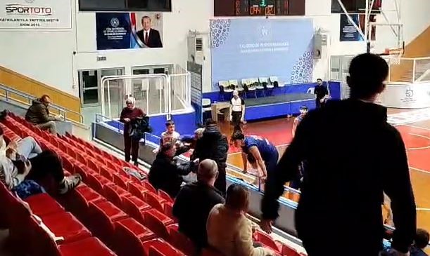 U16 maçında kavga çıktı, polis salona girdi