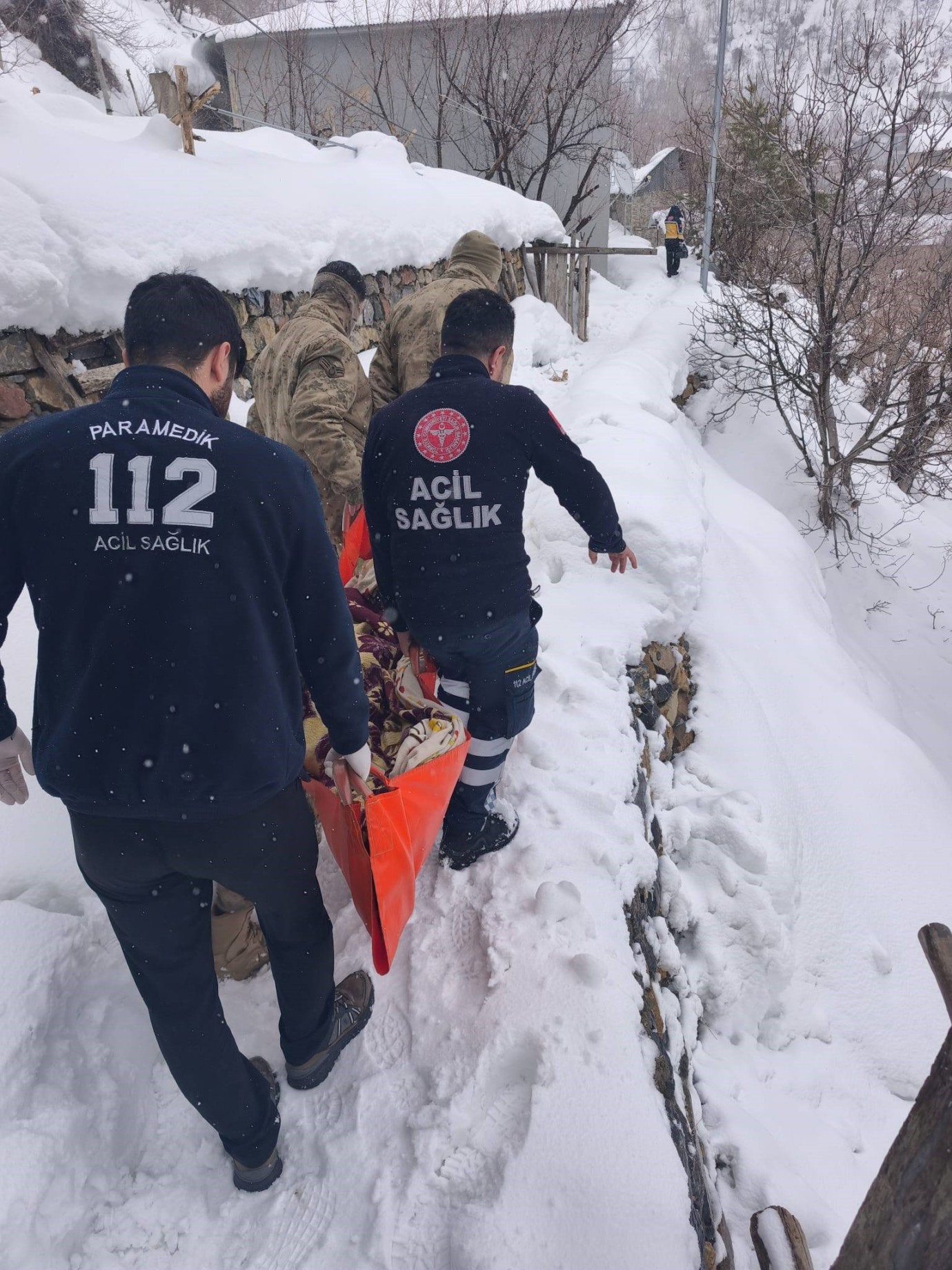 Kar ve tipiye rağmen hayata yol açtılar