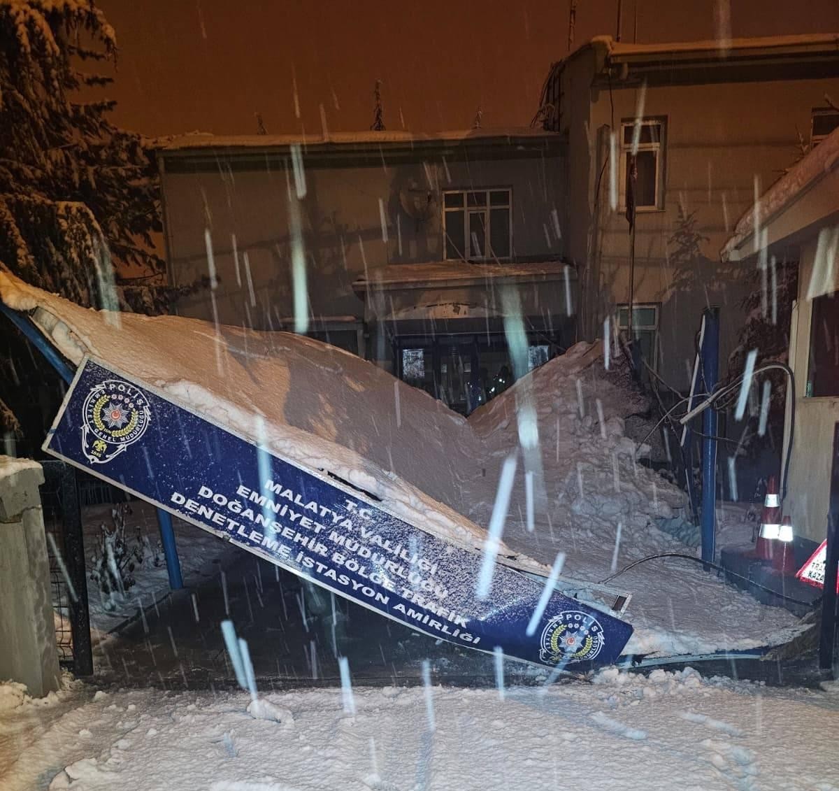 Sürgü’de Trafik Denetleme İstasyonu’nun sundurması çöktü