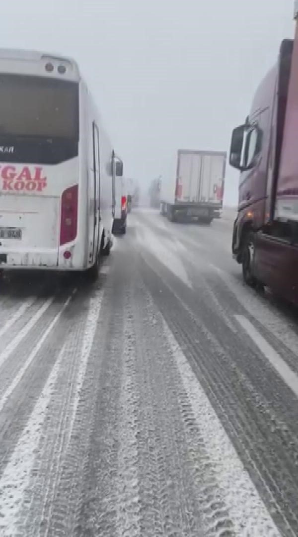 Yoğun kar ve tipi Malatya yolunu kapattı