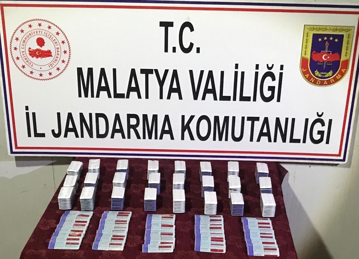 Uyuşturucu operasyonunda binlercesi ele geçirildi