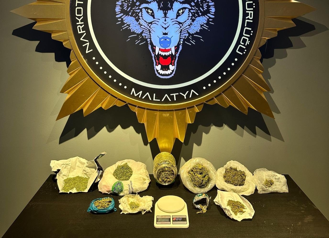 Sokak satıcılarına darbe: 800 gram esrar ele geçirildi