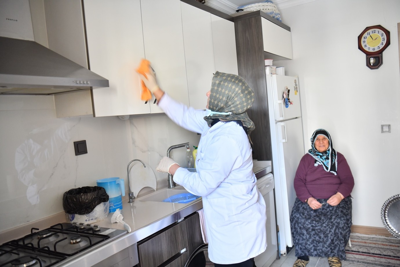 Yeşilyurt’ta yaşlılara vefa eli: ‘Baştacı’ projesi sürüyor