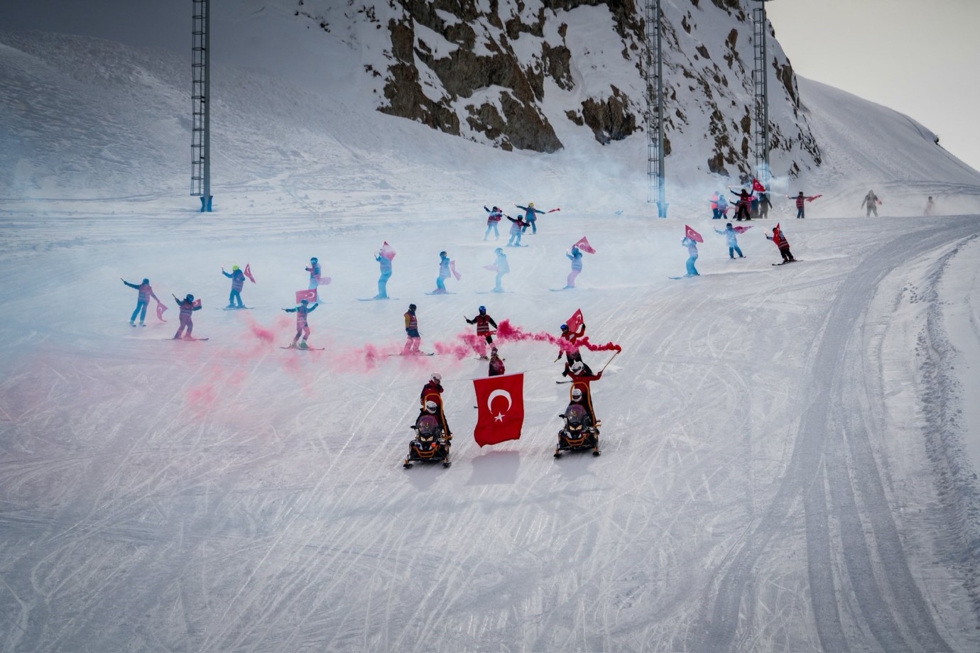 Gençler kış sporlarıyla buluştu
