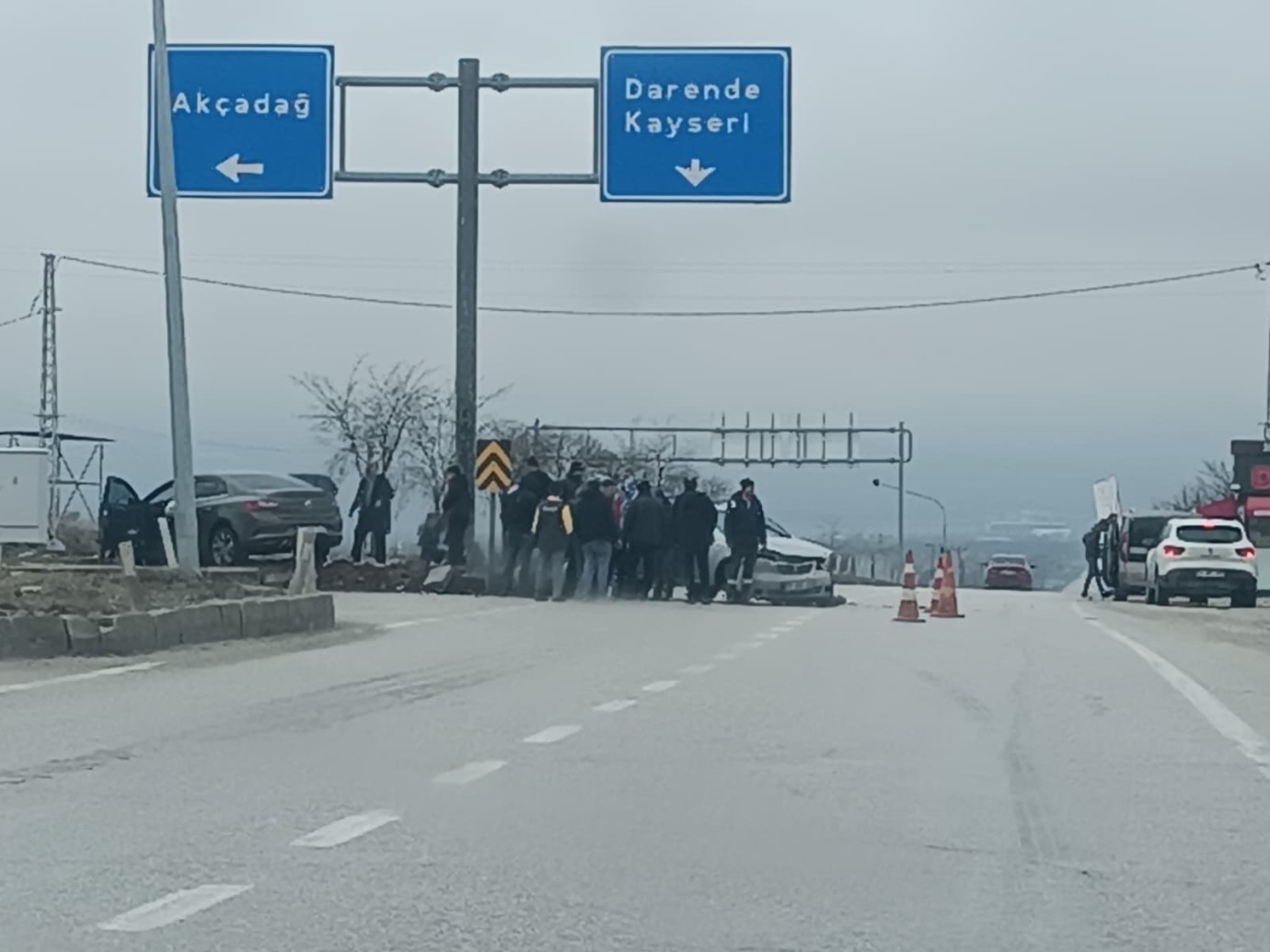 Yol ayrımında iki otomobil çarpıştı: 4 yaralı