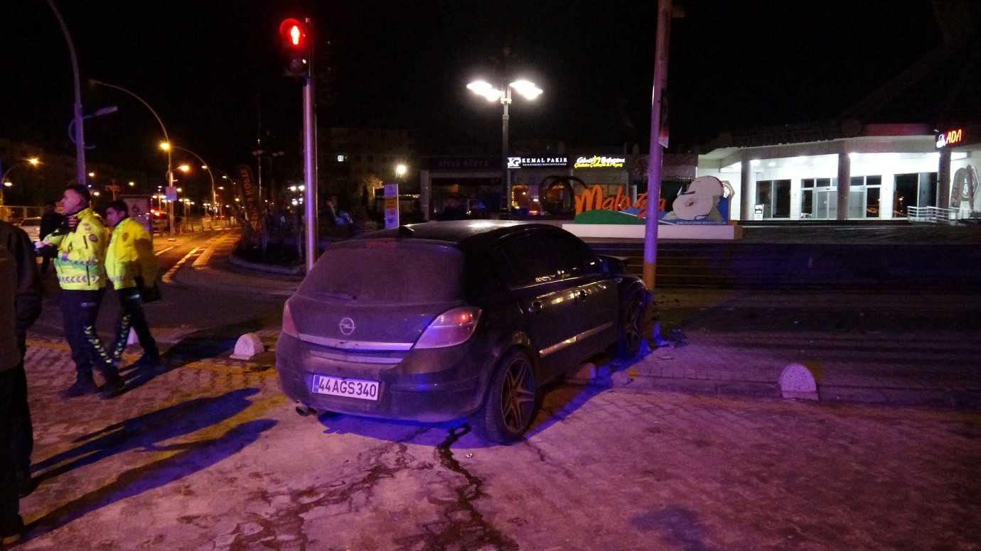 Kaza yapan otomobil kaldırıma çıktı: 1 yaralı