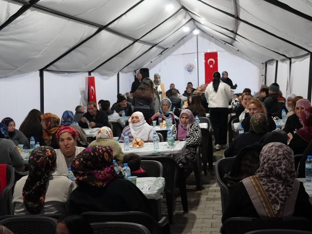 Başkan Alican Bozkurt depremzedelerle iftar sofrasında buluştu