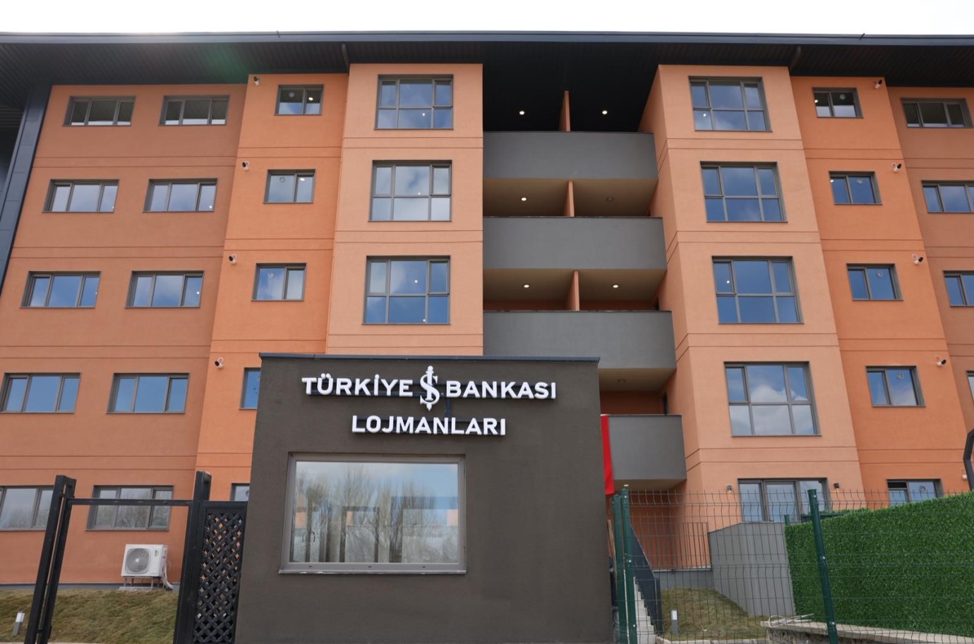 İş Bankası, Malatya’da 80 lojmanı çalışanlarına teslim etti