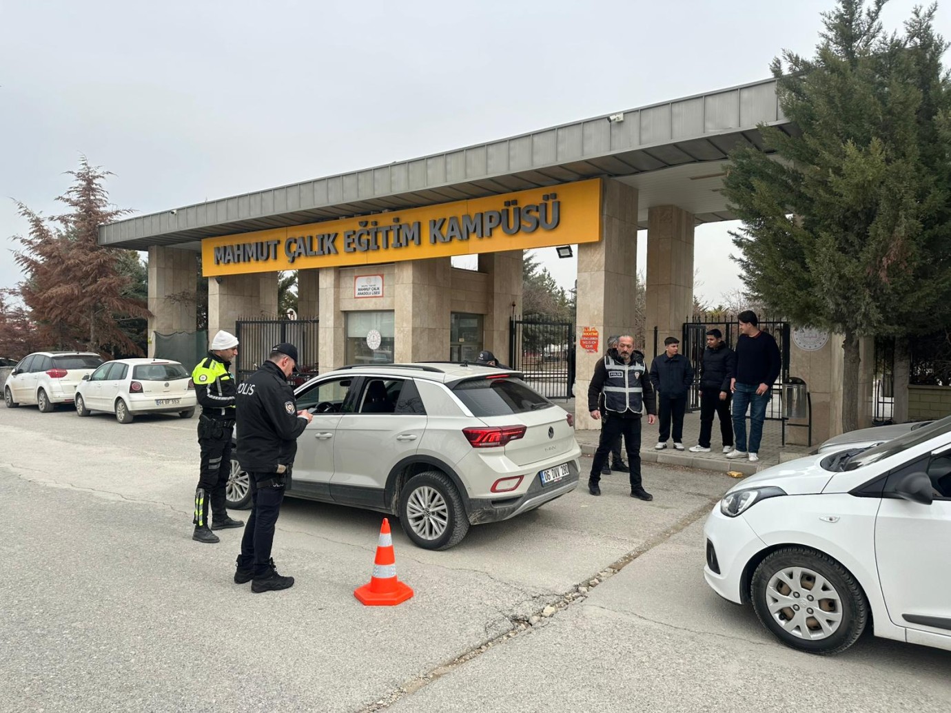 Okul çevrelerinde sıkı denetim!