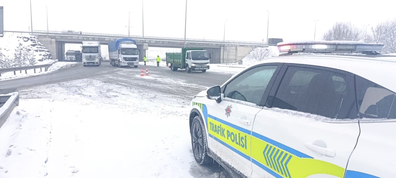 Kayseri-Malatya Karayolu yoğun kar nedeniyle ulaşıma kapandı
