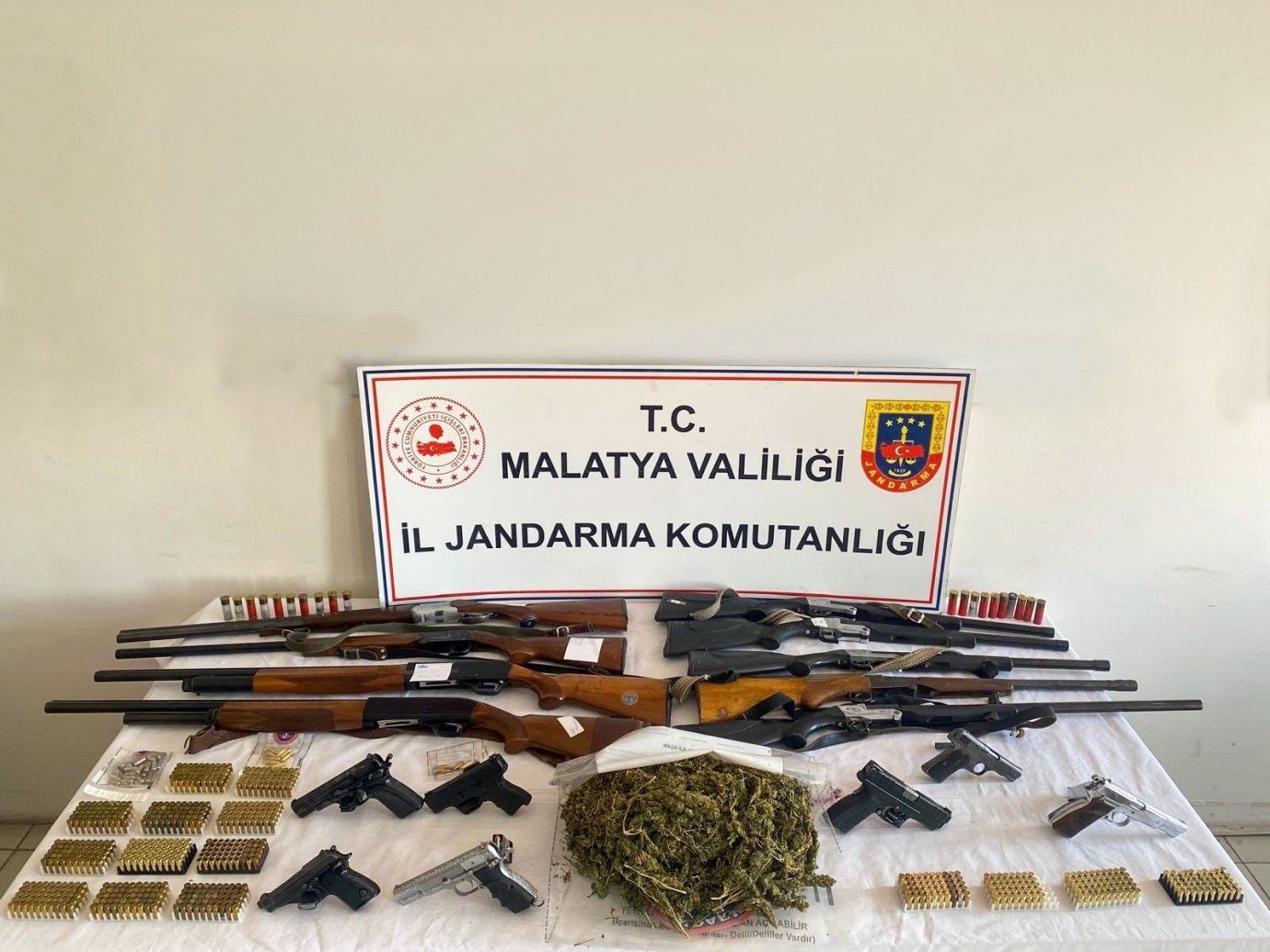Jandarmadan silah ve uyuşturucu operasyonu
