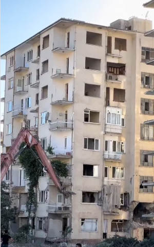 Bahçelievler’de tek darbe ile yıkılan bina Malatya’nın çıktı