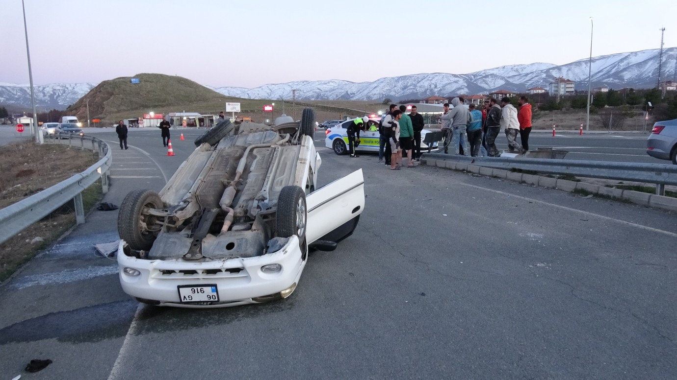 Malatya’da otomobiller çarpıştı: Araç ters döndü, 3 yaralı