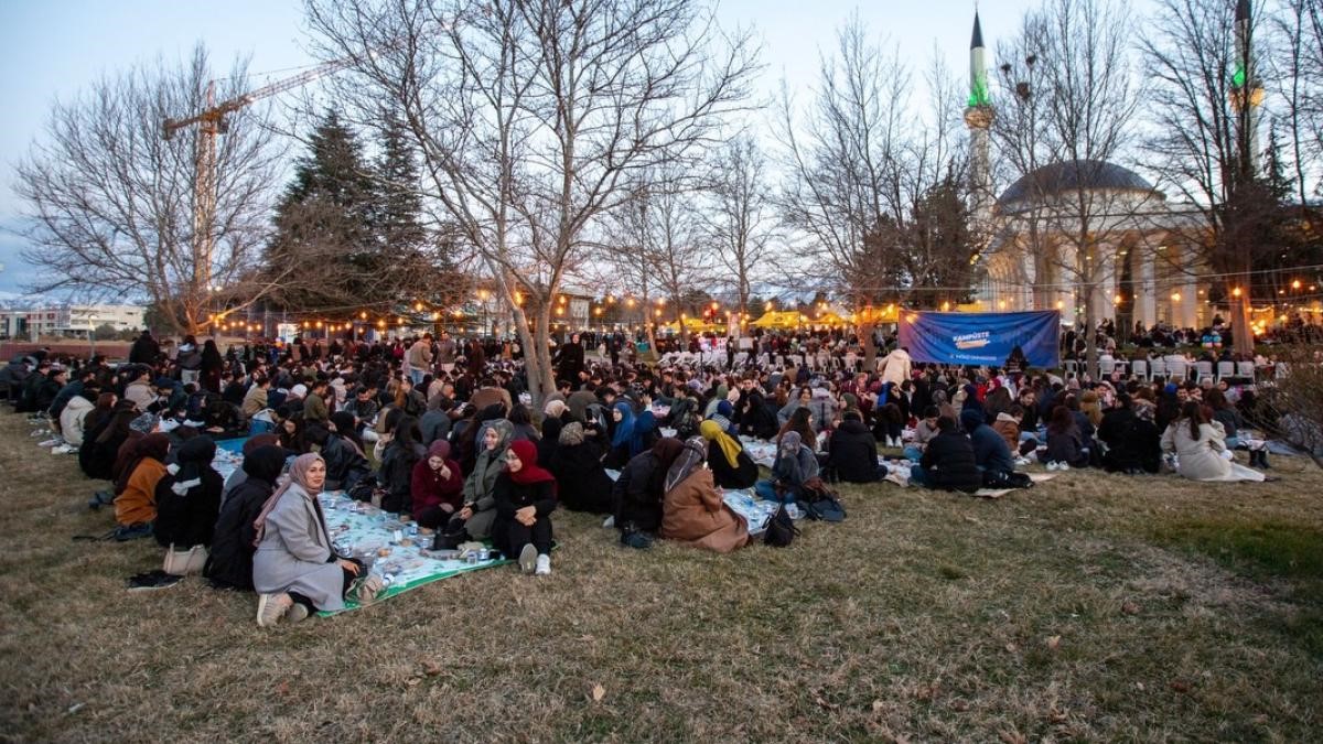 İnönü Üniversitesi Ramazan sofrasında buluştu