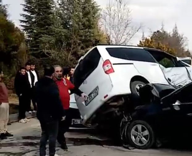 Zincirleme kaza: 3 yaralı