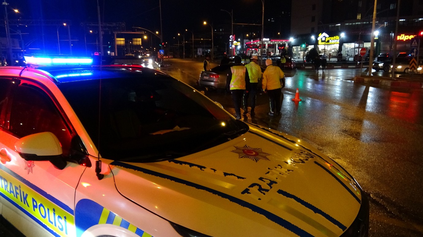 Çöşnük’te otomobiller çarpıştı: 5 yaralı