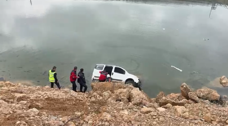 Beylerderesi Göleti’ne araç düştü! 1 kişi mahsur kaldı