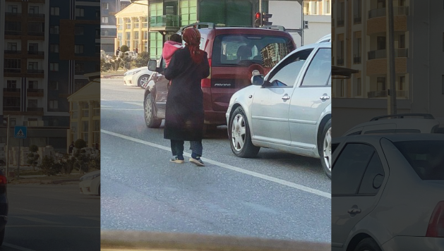 Vali kararlı, dilenciler ısrarlı! Bebeğiyle trafiğe daldı