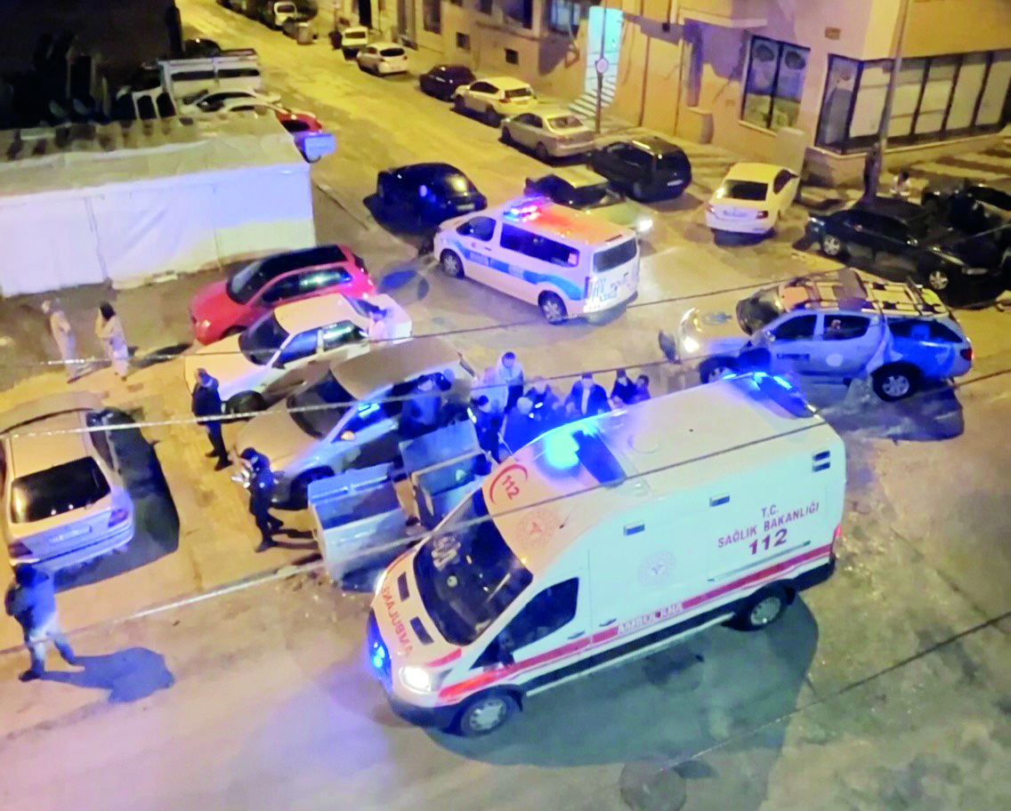 5 Katlı Binada Yangın Paniği: 4 Kişi Dumandan Etkilendi